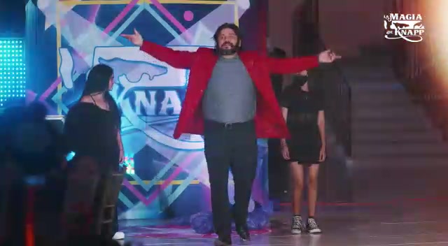 Mago Knapp en show de magia cómica e interactiva en Mérida con escenografía LED