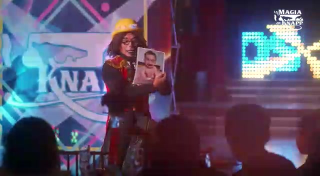 Payaso con sombrero en escenografía profesional, espectáculo familiar de magia y humor en Yucatán