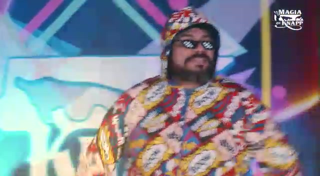 Mago Knapp con sudadera de colores en show de magia familiar en Mérida